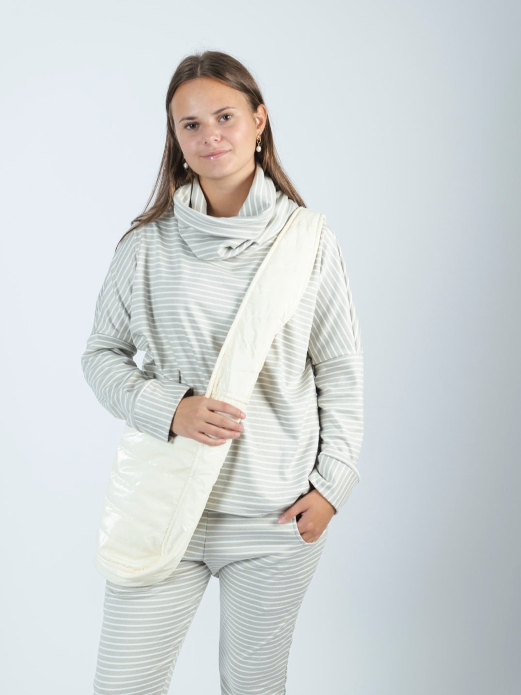 High-neck Pullover C